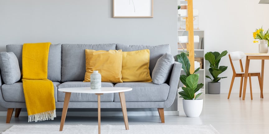 szary salon z żółtymi dodatkami