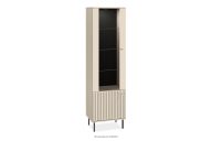 Elegantná vitrína v krémovej farbe