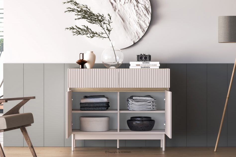 NALIA Elegantná drážkovaná komoda krémová/dub krémová/dubová - obrázok 4