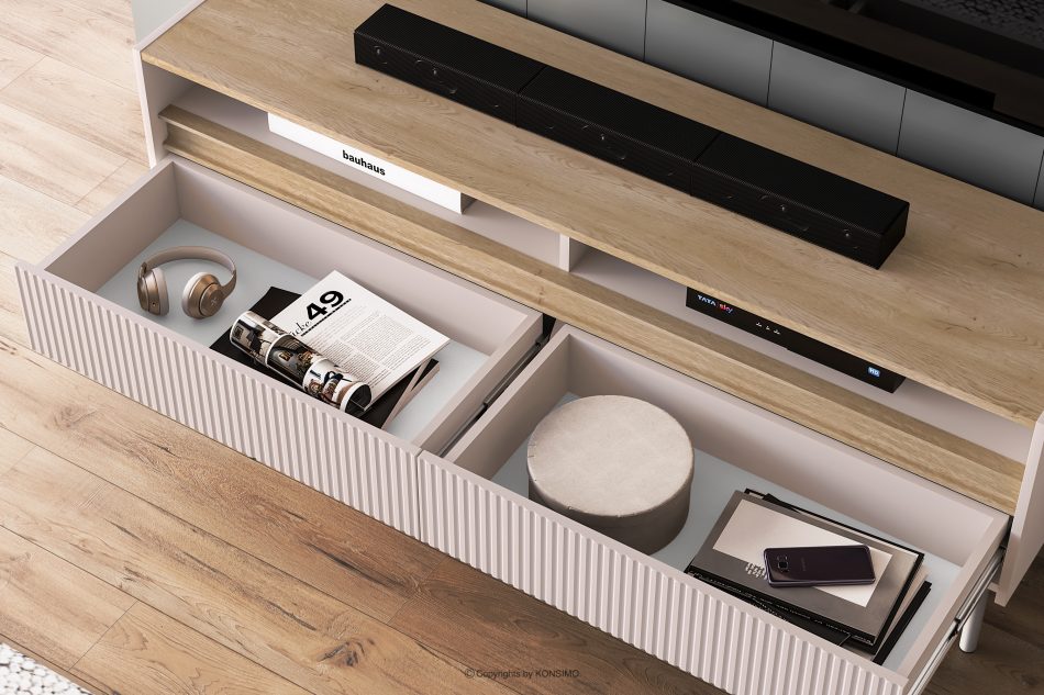 NALIA Elegantná drážkovaná RTV skrinka krémová/dub krémová/dubová - obrázok 6