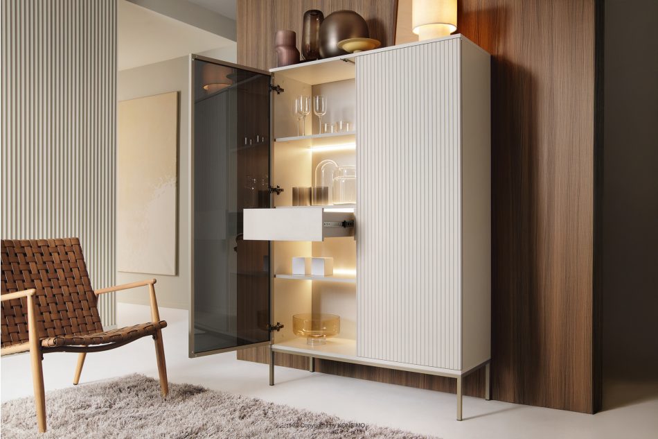 FONTE Krémová vitrína s lamelami na vysokých nožičkách krémový - obrázok 4