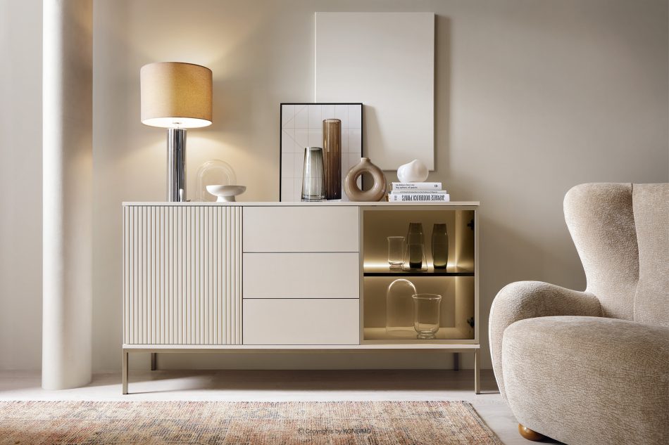 FONTE Krémová široká komoda so sklenenými dvierkami a lamelami krémový - obrázok 1