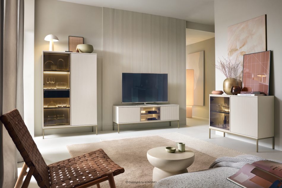 FONTE Krémová široká komoda so sklenenými dvierkami a lamelami krémový - obrázok 4