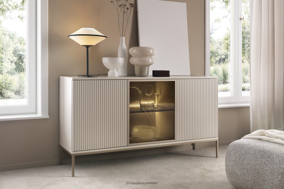 FONTE Krémová veľká komoda so sklenenými dvierkami a lamelami krémový - obrázok 1