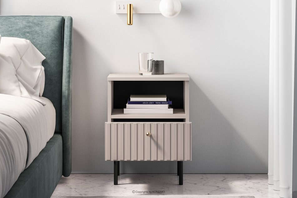 DROMA Úzky elegantný nočný stolík v krémovej farbe krémový - obrázok 1