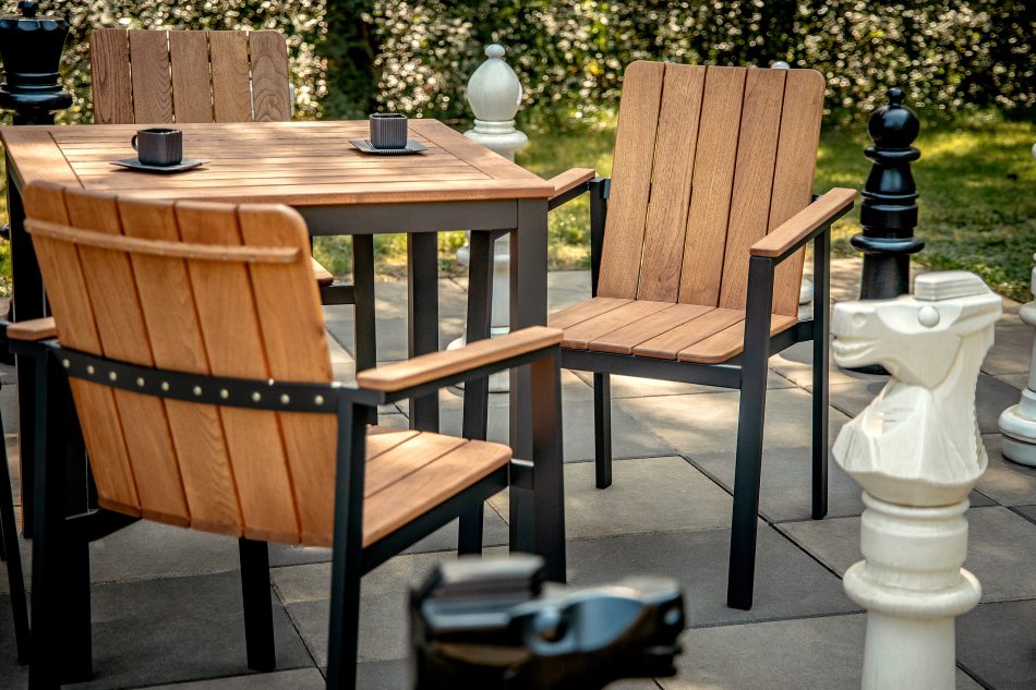 LENTI Malý drevený záhradný stôl s 4 stoličkami hnedá/antracitová - obrázok 20